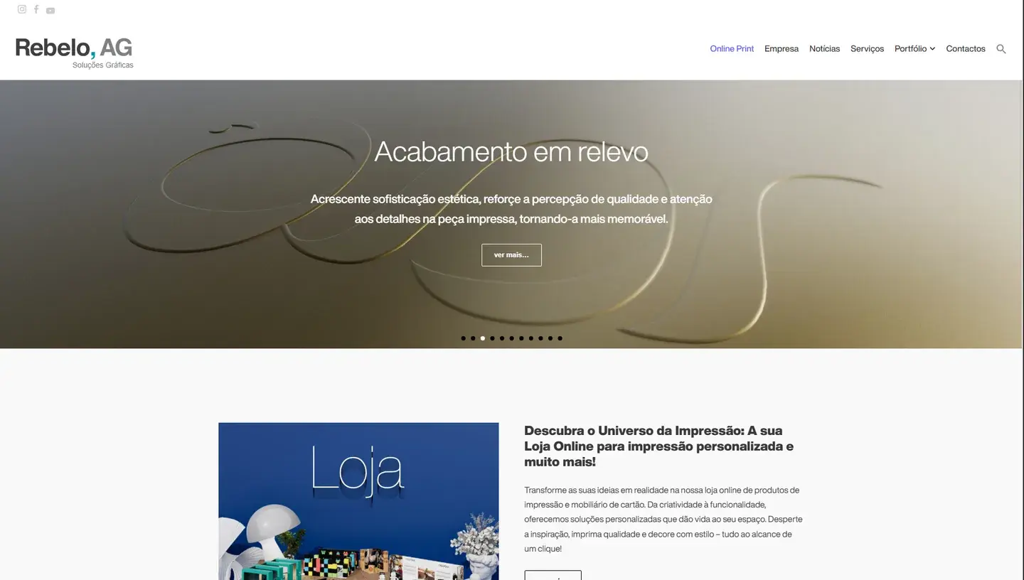 Rebelo, AGのウェブサイトトップページ。エンボス加工の印刷バナーとオンライン印刷ショップへのリンクが表示されている