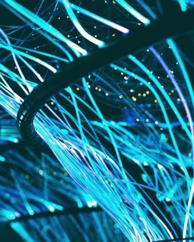 オンラインデザインエディターにおける生成AI：何を許可し、印刷対応出力をどう維持するか