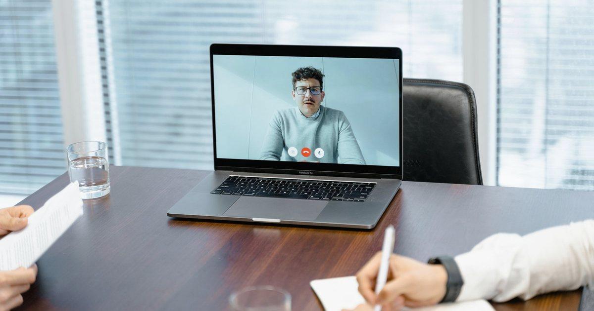 KI-gestützte Digital Workplace Automation für einen zentralen Arbeitsbereich