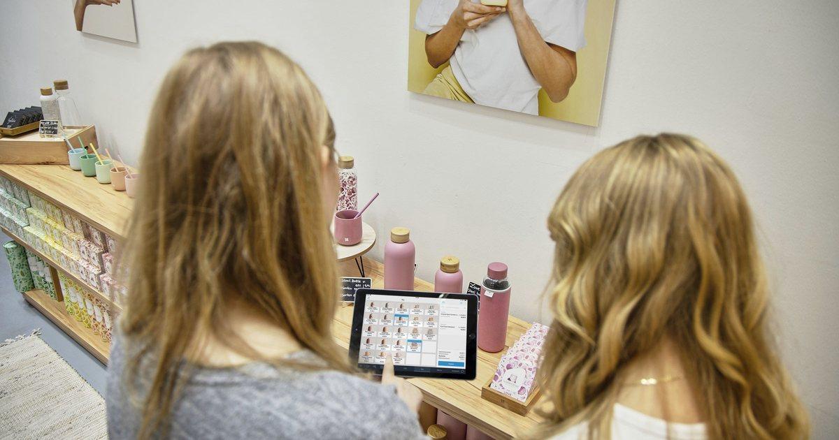 Produktpersonalisierungs-Software mit KI-Designvorschlaegen - Kunden gestalten ihr Wunschprodukt